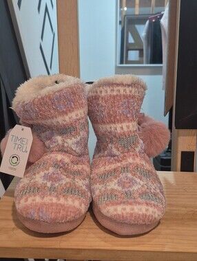 Time & Tru women's warm chenille knit bootie slippers With A Pink FairIsle Patte